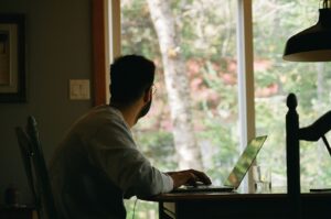 Équilibre travail-vie : comprendre l&rsquo;épuisement professionnel à la maison