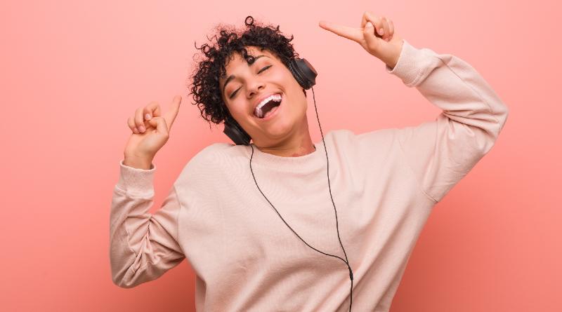 Femme écoutant de la musique