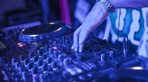 Facebook interdit aux DJ de diffuser de la musique en direct