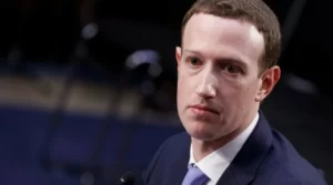 Une application Facebook scanne le visage et affiche les informations de profil sur le réseau social