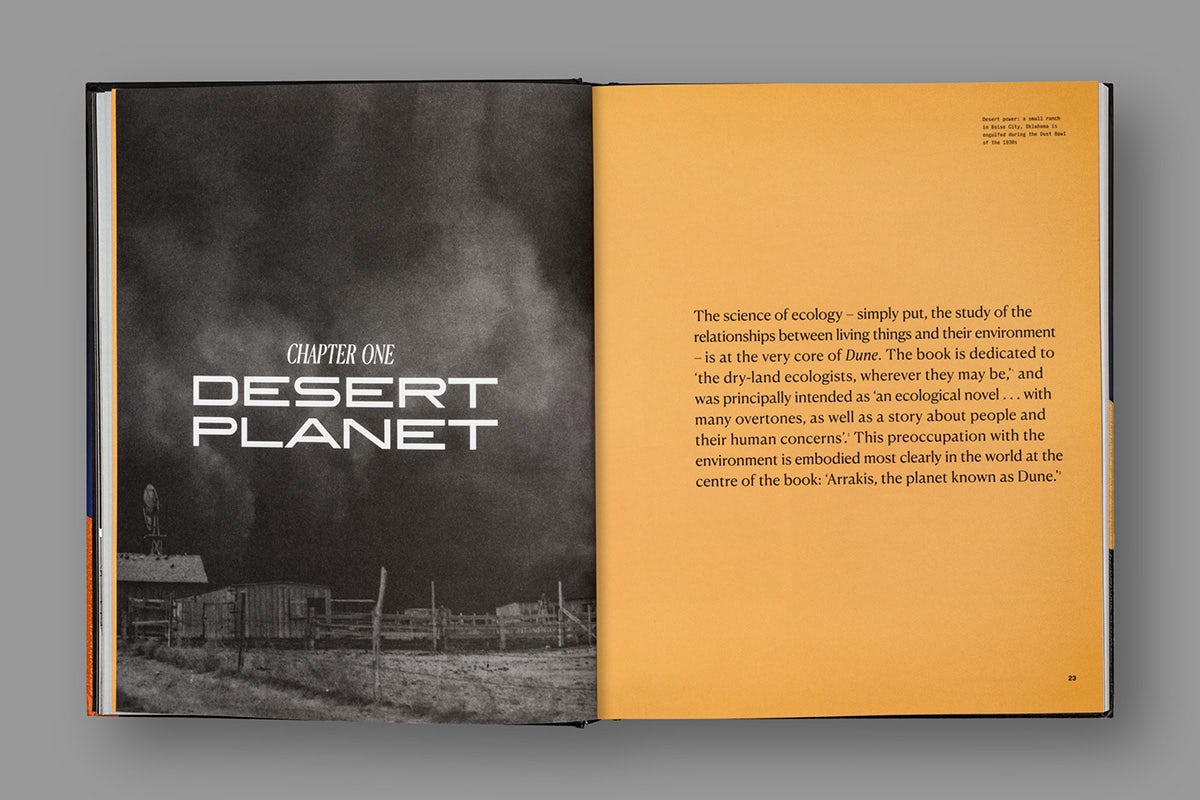 Image d'une double page d'un livre sur Dune, présentant le titre « planète désertique » posé sur une photo poussiéreuse en noir et blanc d'un paysage sur la page de gauche, et un texte sur fond orange sur la page de droite.