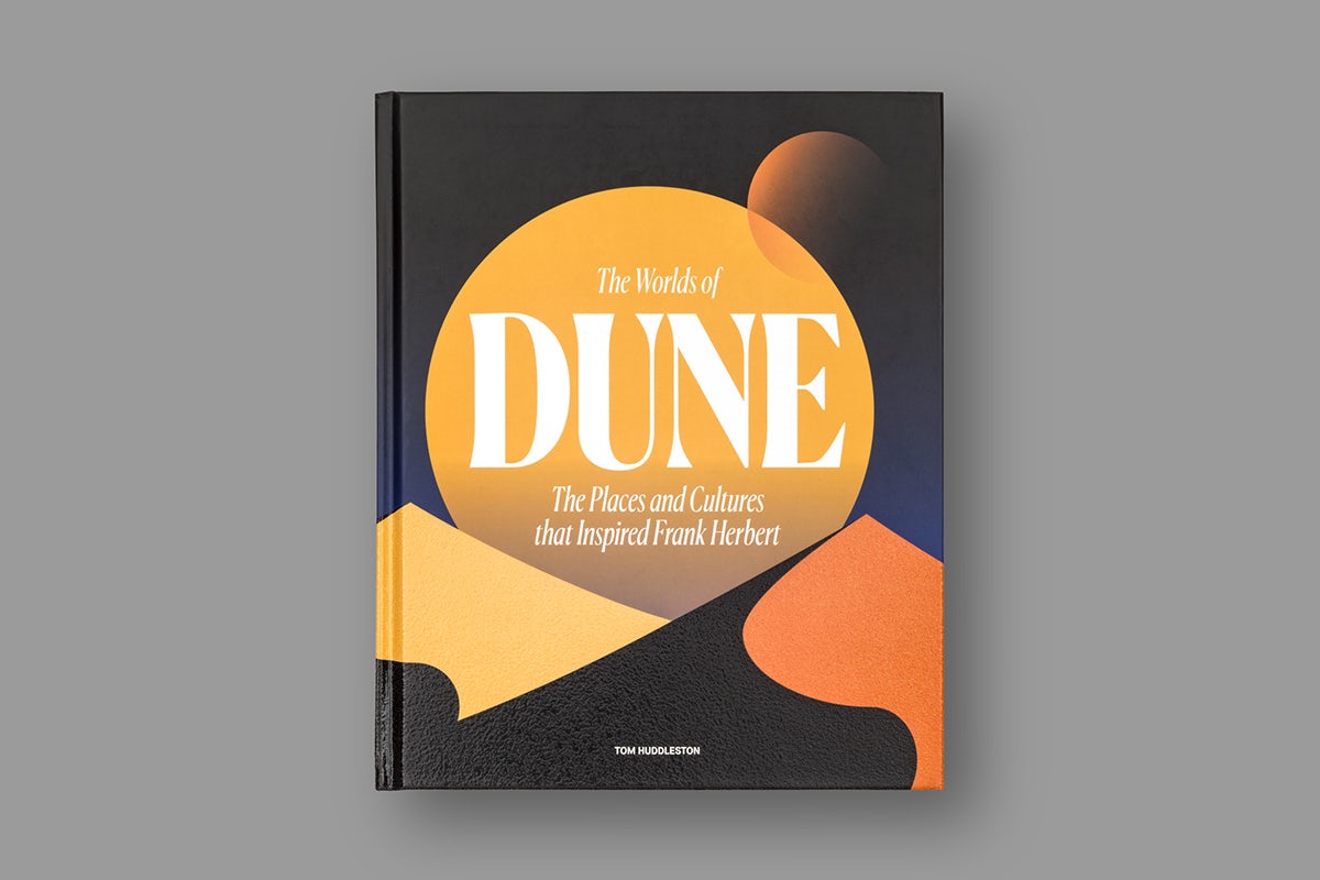 Image de la couverture d'un livre sur Dune, comportant des illustrations minimales représentant des dunes de sable et un grand cercle en forme de planète qui se profile au-dessus.