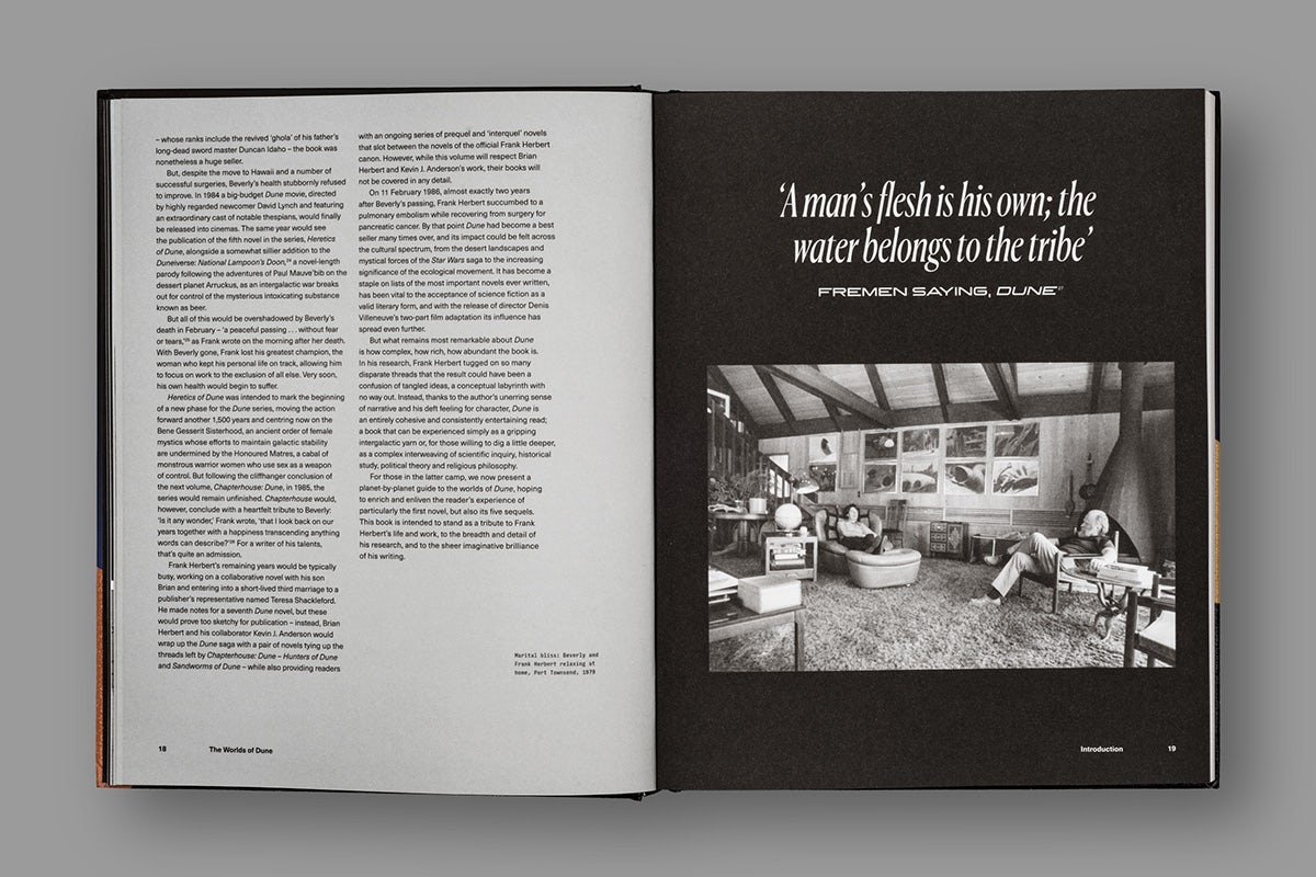 Image d'une double page d'un livre sur Dune, comportant deux colonnes de texte disposées sur fond gris sur la page de gauche, et une image d'un salon disposée sur fond noir sur la page de droite.