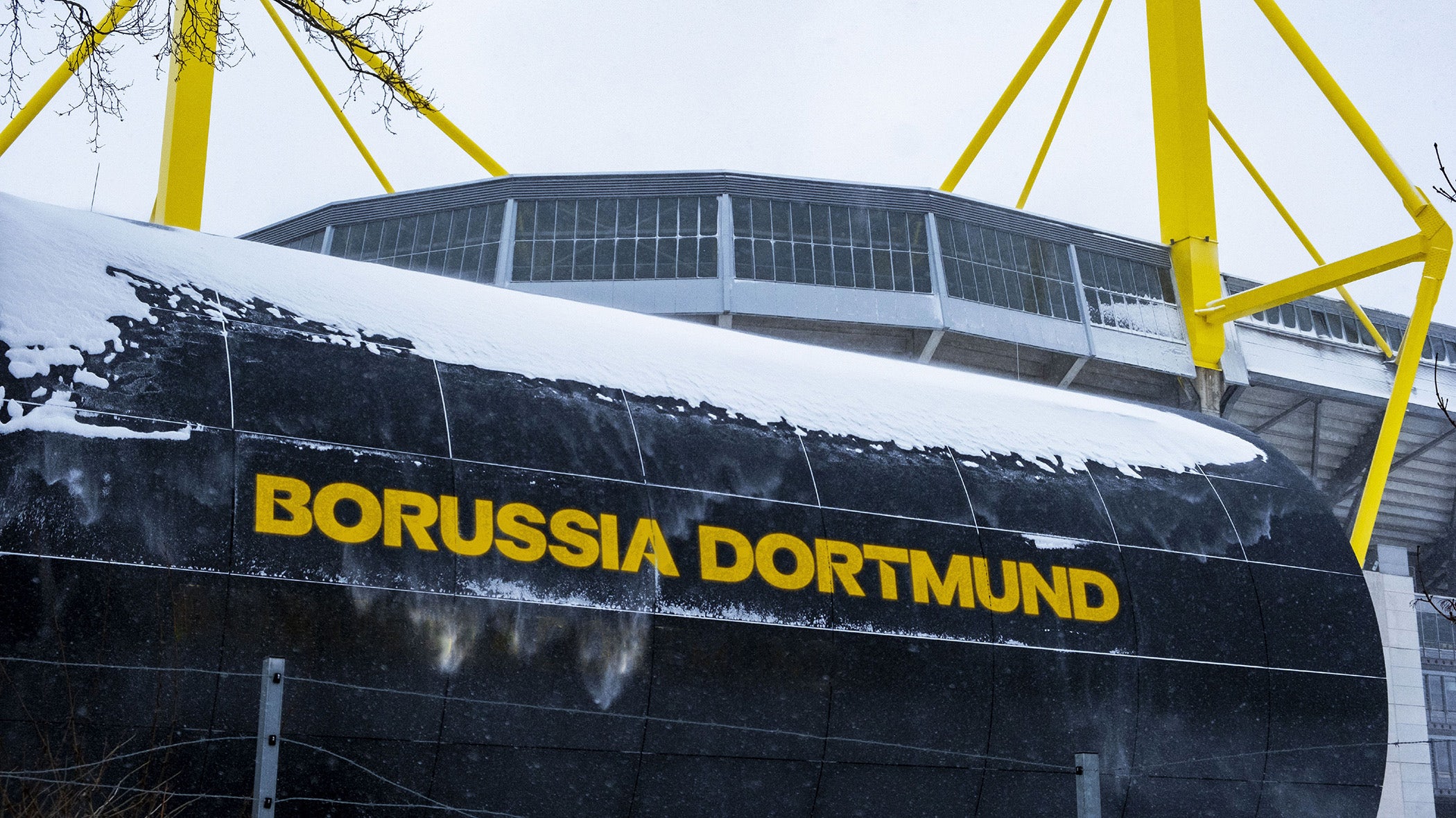 L'image montre la marque du BVB Borussia Dortmund sur un écran à l'extérieur du stade, montrant sa nouvelle police en lettres majuscules jaunes.