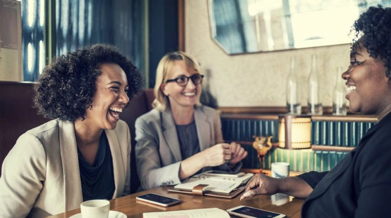 femmes-google maps-mesa-restaurant-groupe-local-people
