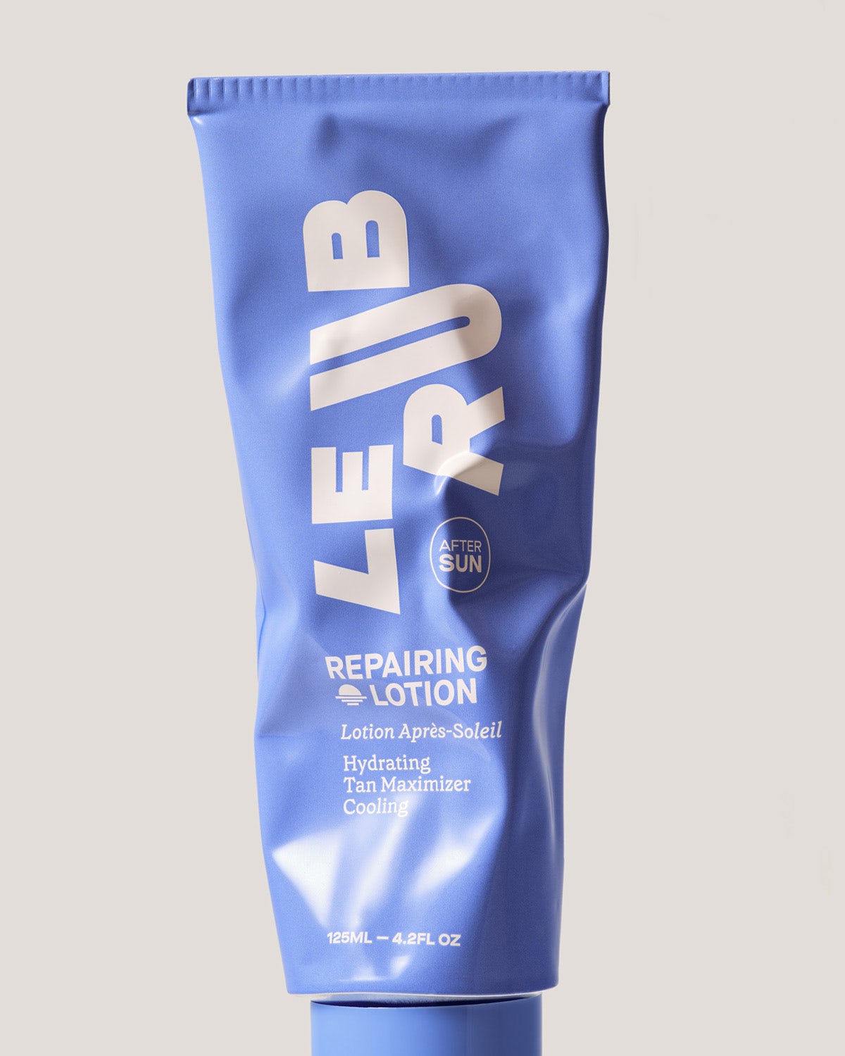 Photo d'un tube violet de crème solaire Le Rub