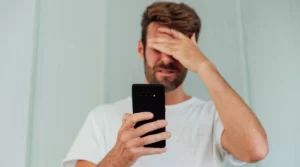 Soyez vigilant si vous êtes invité à investir de l&rsquo;argent dans Tinder et des applications de rencontres, c&rsquo;est une arnaque