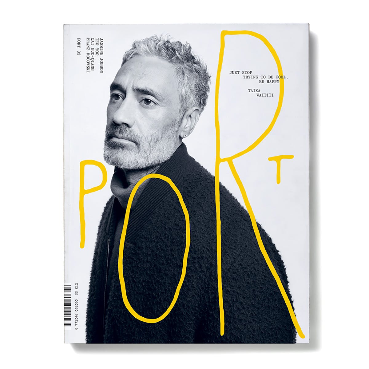 Photo de la couverture du magazine Port avec l'en-tête manuscrit en lettres jaunes de taille inégale au-dessus d'un portrait en noir et blanc de Taiki Waititi