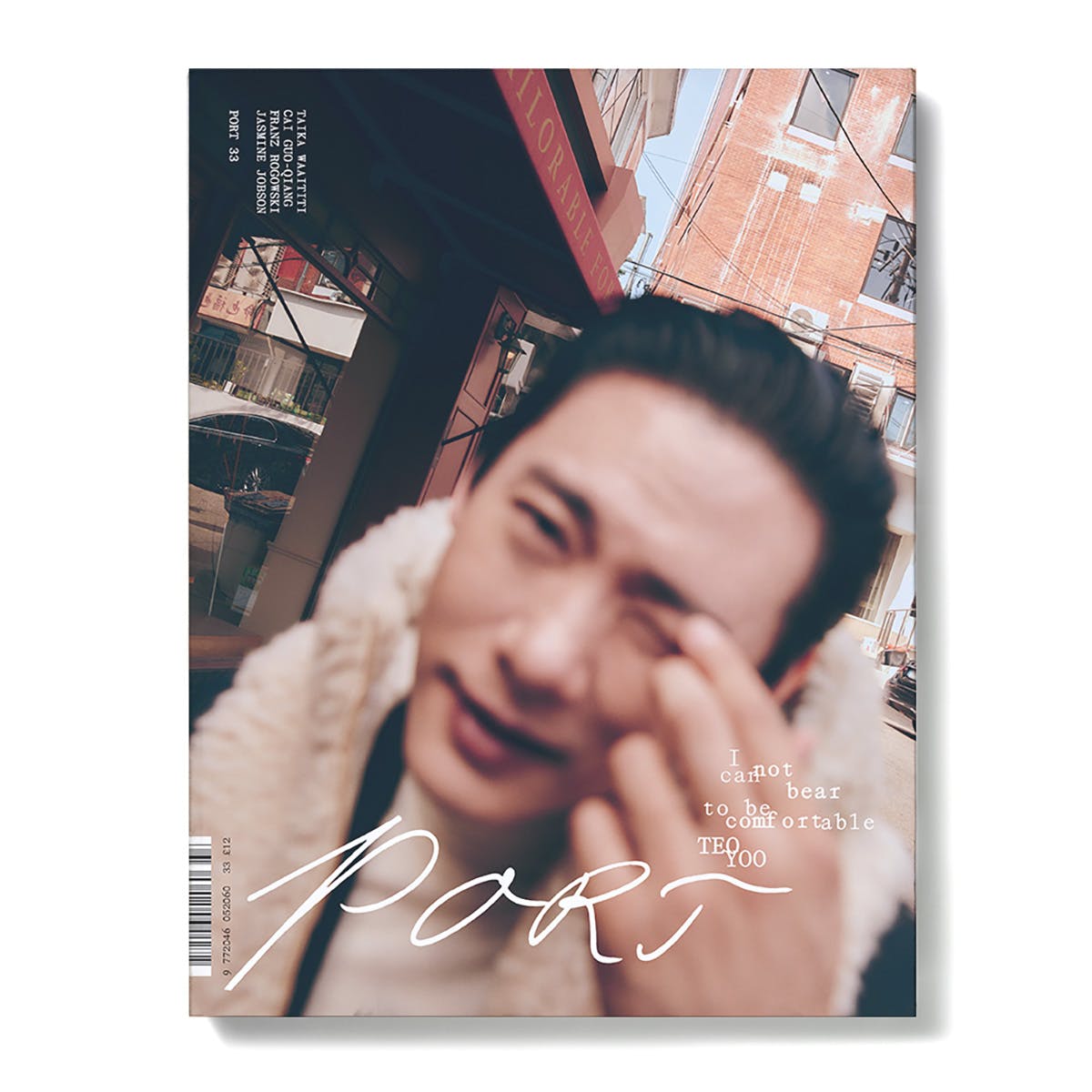 Photo de la couverture du magazine Port avec l'en-tête manuscrit en écriture cursive blanche sur une photo de Teo Yeo dans une rue de la ville avec un œil fermé