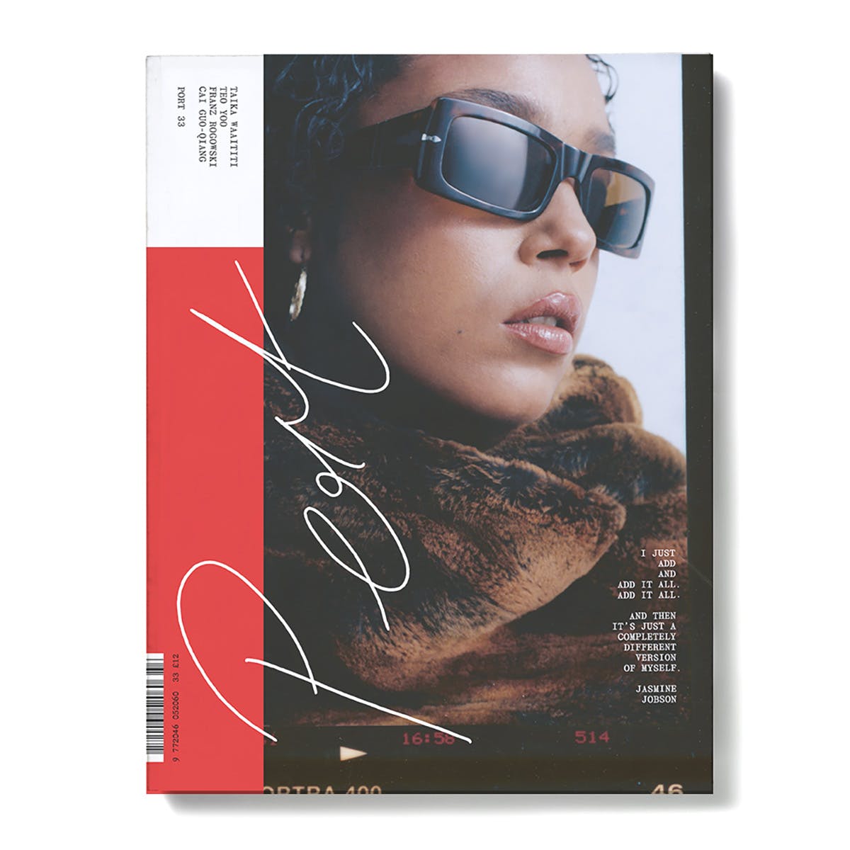 Photo de la couverture du magazine Port avec l'en-tête manuscrit en lettres cursives blanches au-dessus d'une photo de l'acteur Jasmine Jobson portant des lunettes de soleil rectangulaires et un manteau de fourrure.