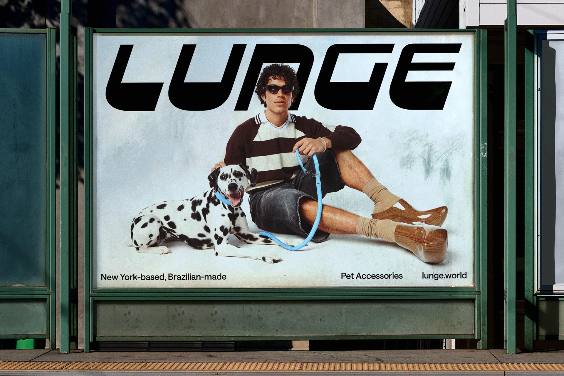 Image montrant l'identité de Lunge sur une publicité extérieure mettant en vedette un dalmatien et une personne assise à côté de lui tenant une laisse.