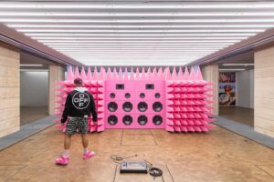 Le nouveau spectacle de Vinyl Factory est une lettre d'amour à la musique, à l'art et au design