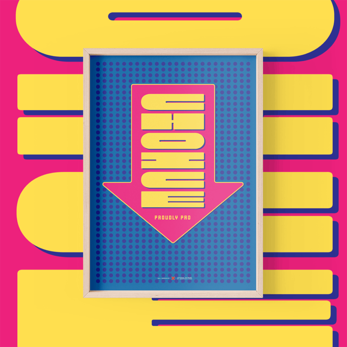 Affiche indiquant « choix » disposée à l'intérieur d'une flèche verticale rose sur fond bleu