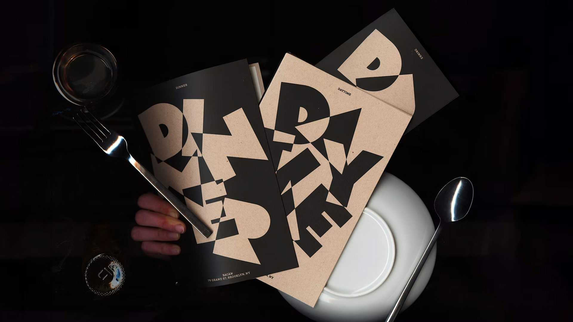 Menus présentant un graphisme d'inspiration futuriste composé du mot « Bacan »