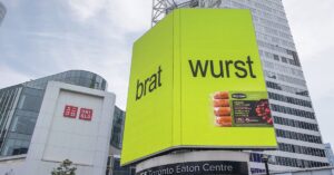 La publicité pour les saucisses de Field Roast s'inspire de la fanfare de Charli XCX