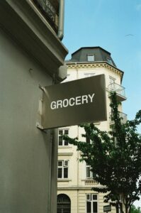 Le concept store Grocery se dote d'une identité subtilement contrastée