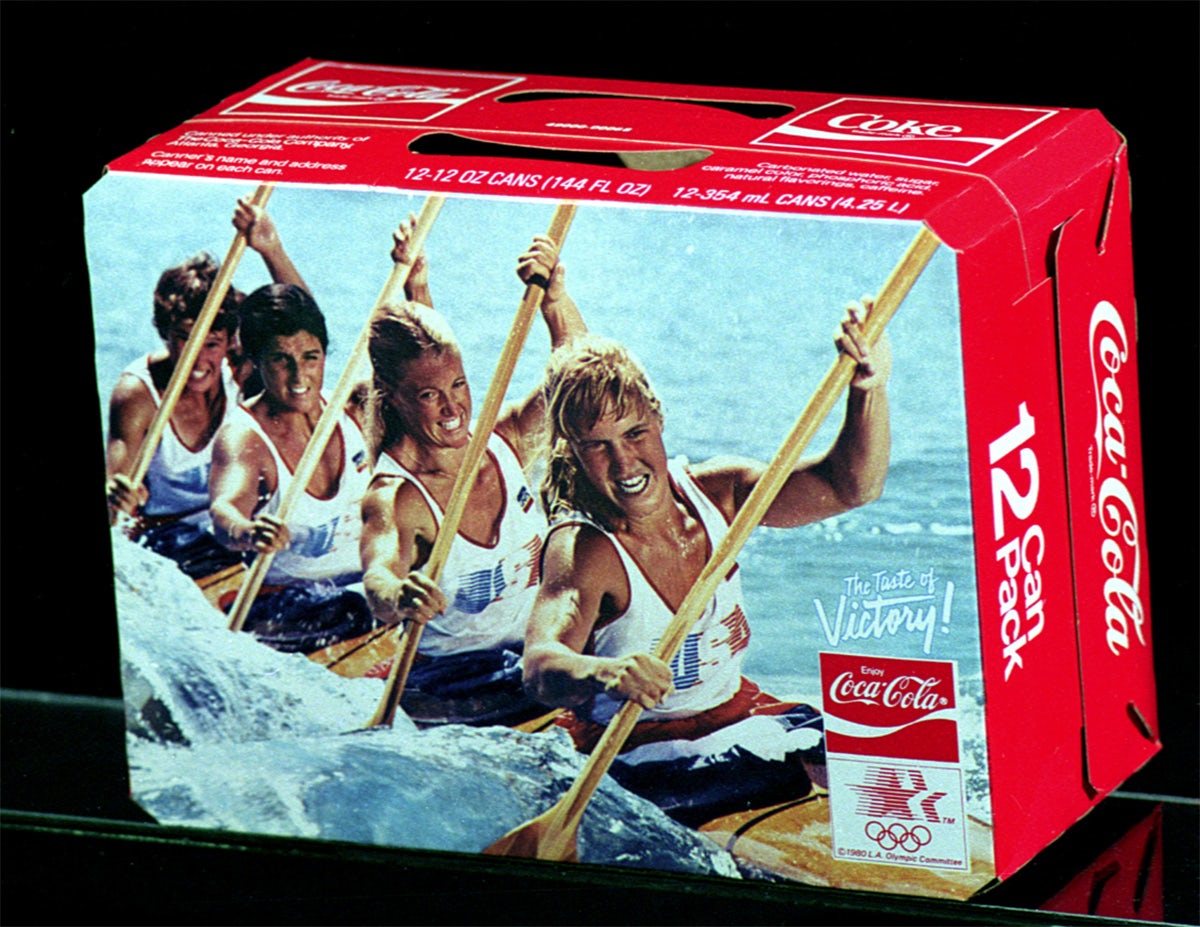 Boîte en carton de Coca-Cola avec une photo de rameurs créée pour les Jeux olympiques de 1984