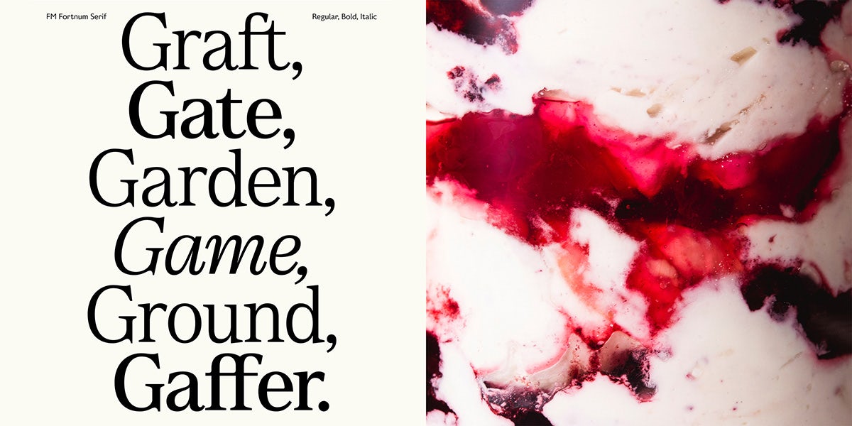 Graphique montrant la nouvelle police serif de Fortnum & Mason à côté d'une photo de nourriture ondulée rose et blanche