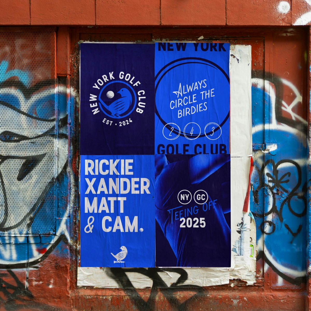 Affiches volantes sur un mur couvert de graffitis. Les affiches présentent l'identité du New York Golf Club dans une palette de bleu et de blanc et des emblèmes d'oiseaux