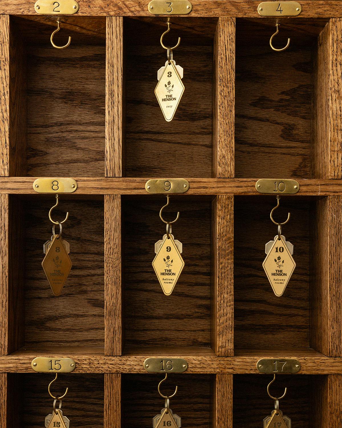 Un porte-clés d'hôtel rempli de clés pour l'hôtel Henson