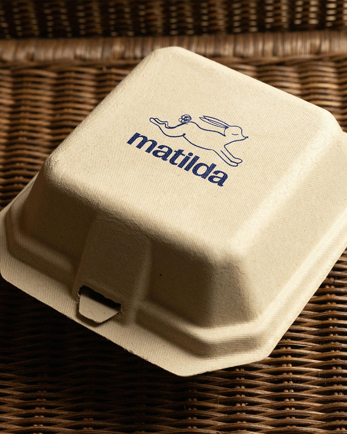 Boîte à emporter en carton avec une illustration de lapin et le nom de la marque Matilda imprimé dessus
