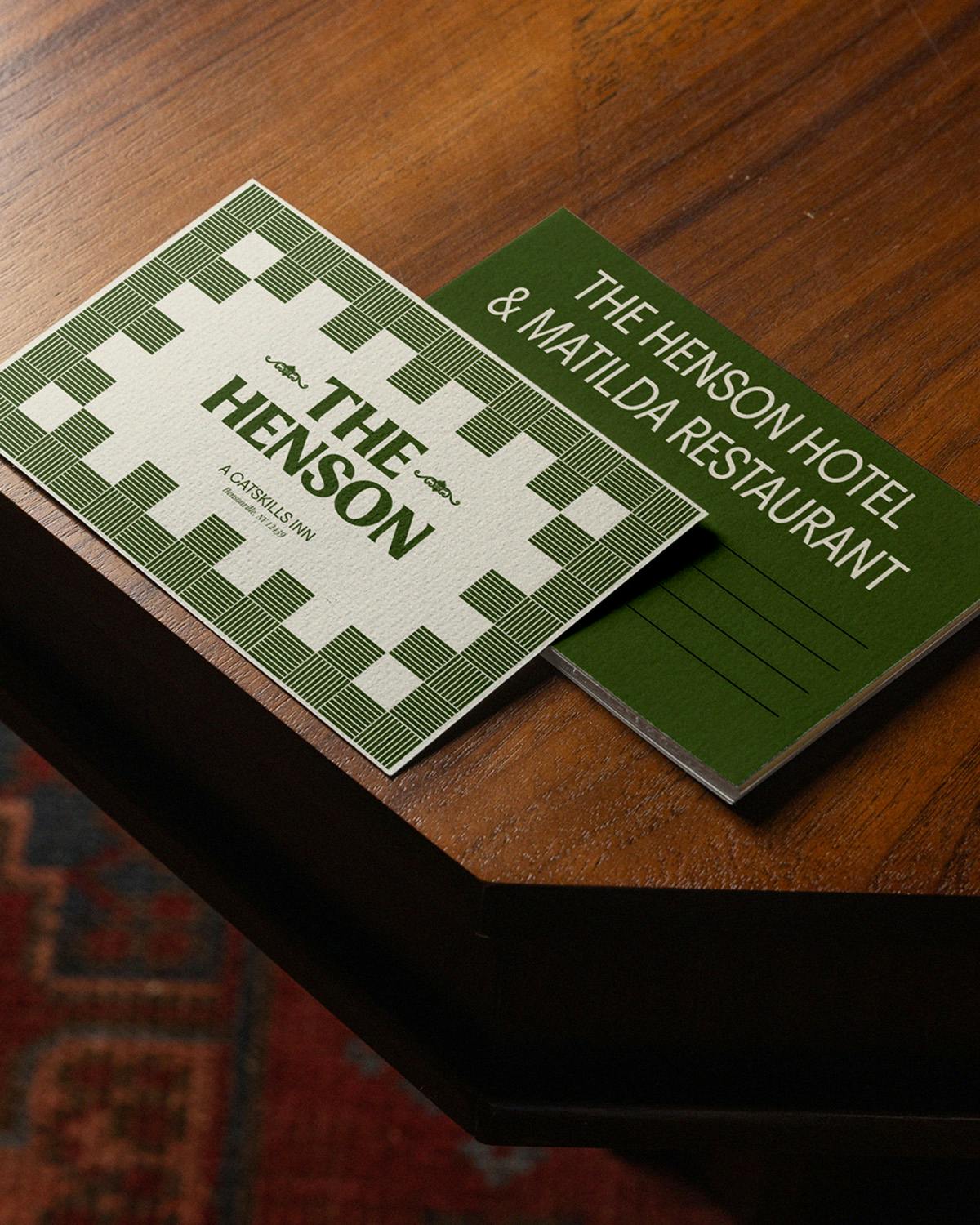 Cartes postales intitulées « The Henson » avec un motif en mosaïque verte et blanc cassé