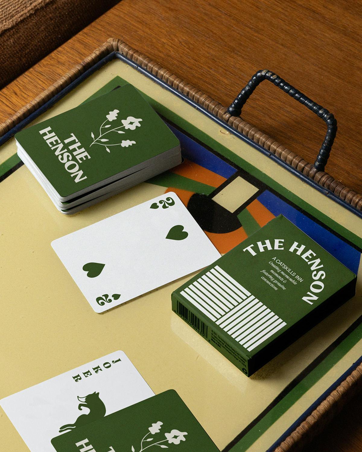 Un jeu de cartes à jouer vert mousse et blanc de marque pour l'hôtel Henson