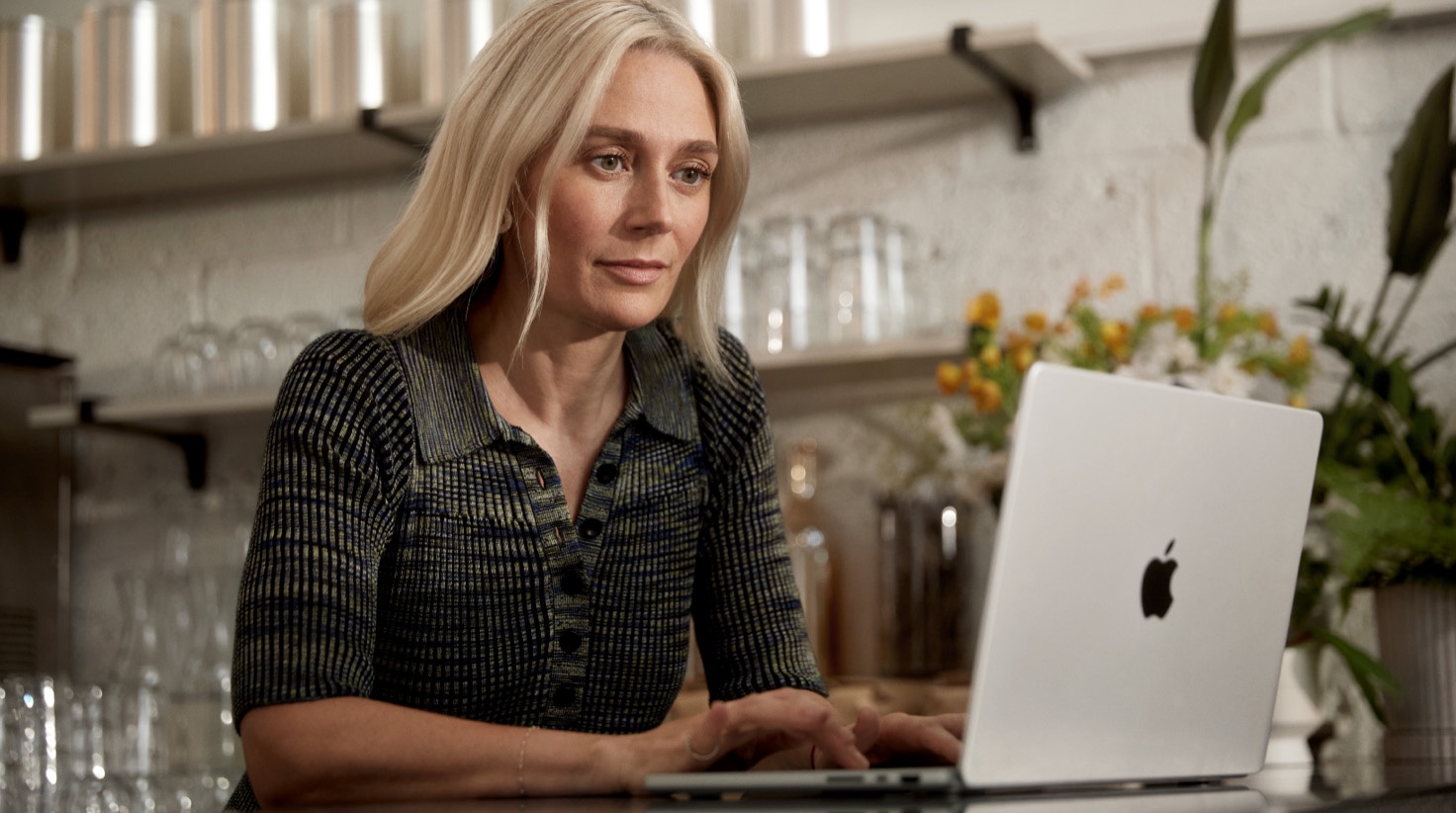 Woman Business Laptop Retail