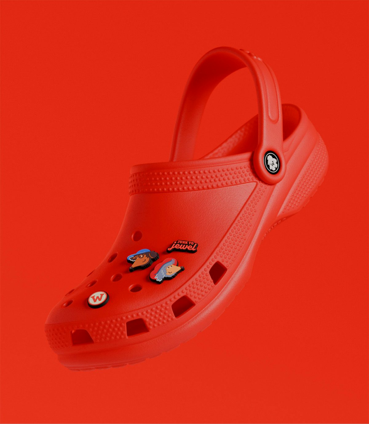 Une chaussure Croc rouge décorée de breloques The Wombles
