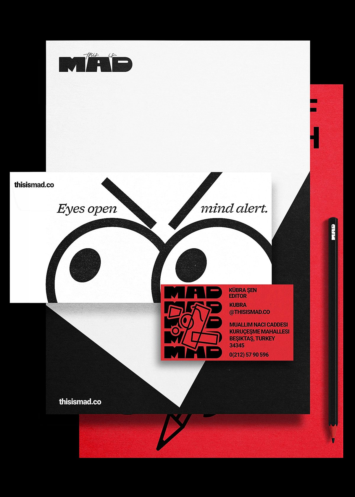 Papeterie et cartes de visite avec le nom de la marque « MAD » et des yeux de dessin animé avec des sourcils froncés