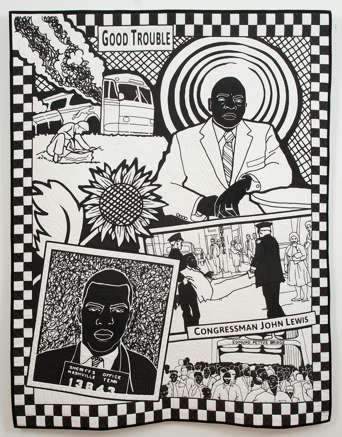 Couette en noir et blanc représentant des vignettes de John Lewis, dont une photo d'identité et une scène dans laquelle il est emmené par la police