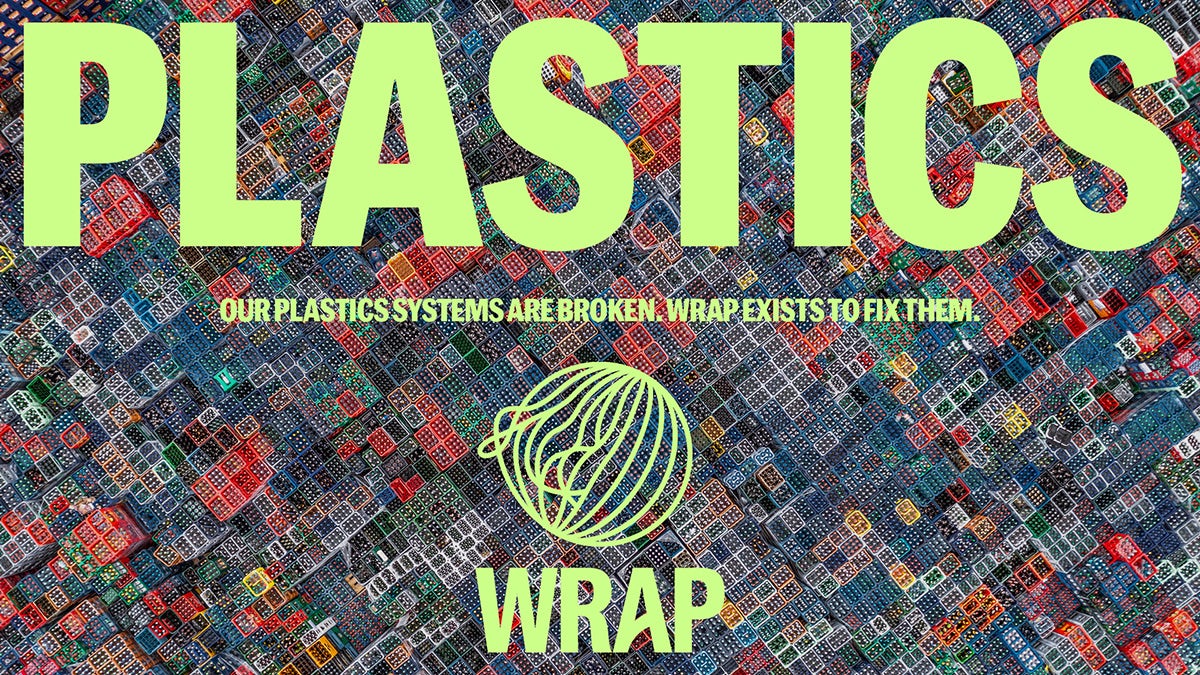 Image de rangées de morceaux de plastique, recouvertes du titre « plastiques » en lettres majuscules vert citron.