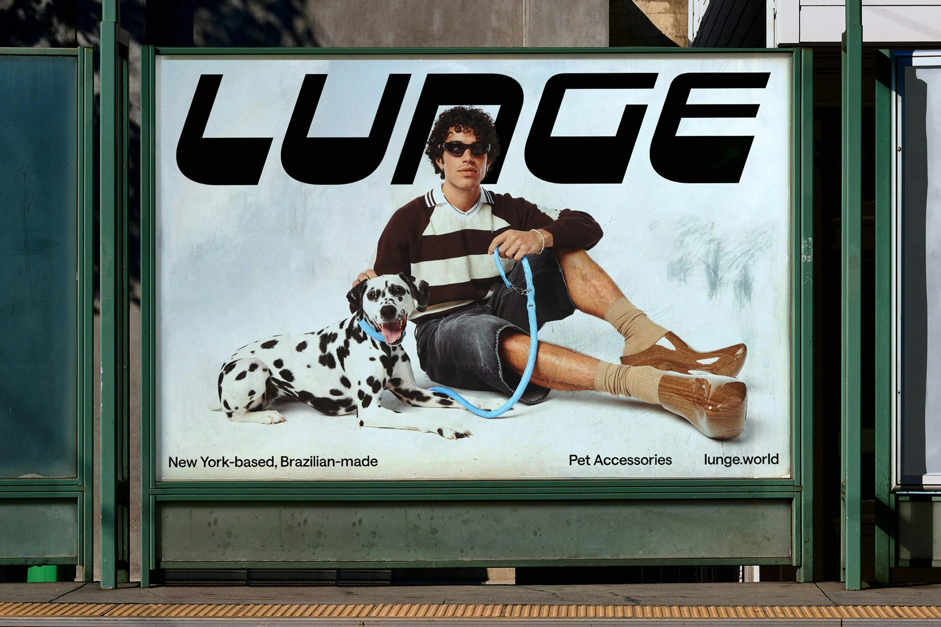 Image montrant l'identité de Lunge sur une publicité extérieure mettant en vedette un dalmatien et une personne assise à côté de lui tenant une laisse.