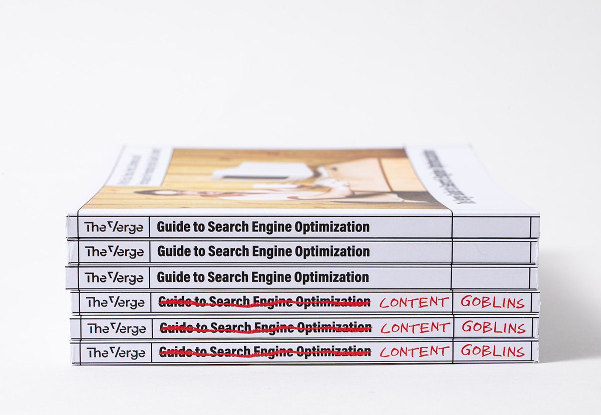 Pile de publications de The Verge avec un dos indiquant « guide d'optimisation des moteurs de recherche » griffonné et renommé « gobelins de contenu »