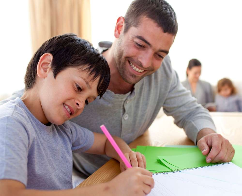Face aux défis scolaires, de plus en plus de familles parisiennes misent sur l’accompagnement personnalisé